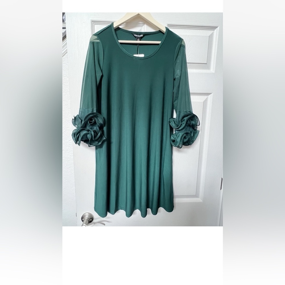 Nina Leonard Elegant Green Dress with Floral Sleeve Accents